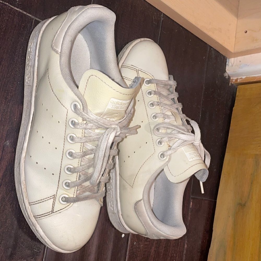 Adidas shiny Stan smith cream fits a Womens 7.5